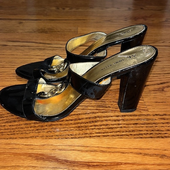 AK Anne Klein Woman’s Black and Gold Heels Size 9.5M - Picture 2 of 7